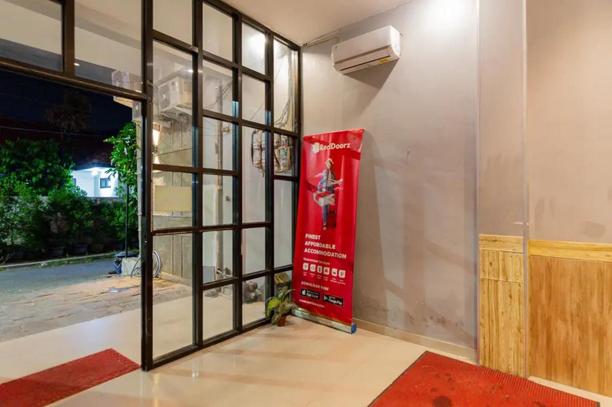 Reddoorz @ Manukan スラバヤ エクステリア 写真