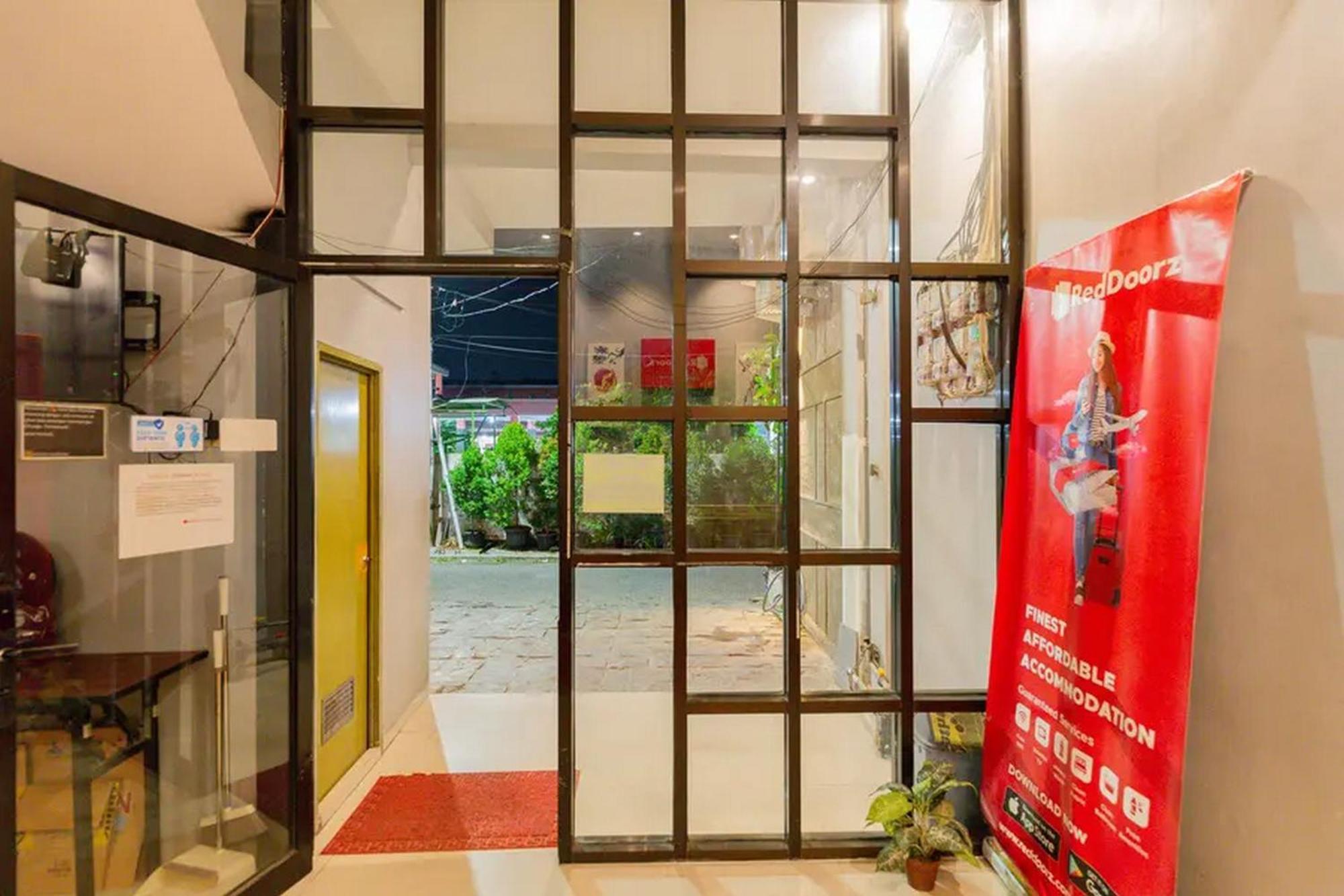 Reddoorz @ Manukan スラバヤ エクステリア 写真
